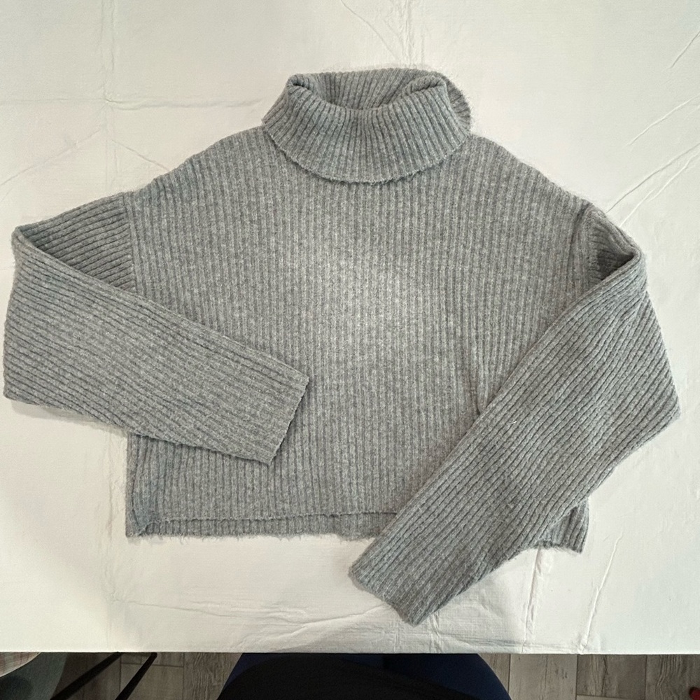 La Hearts Light Gray Ribbed Turtleneck Cropped Sweater